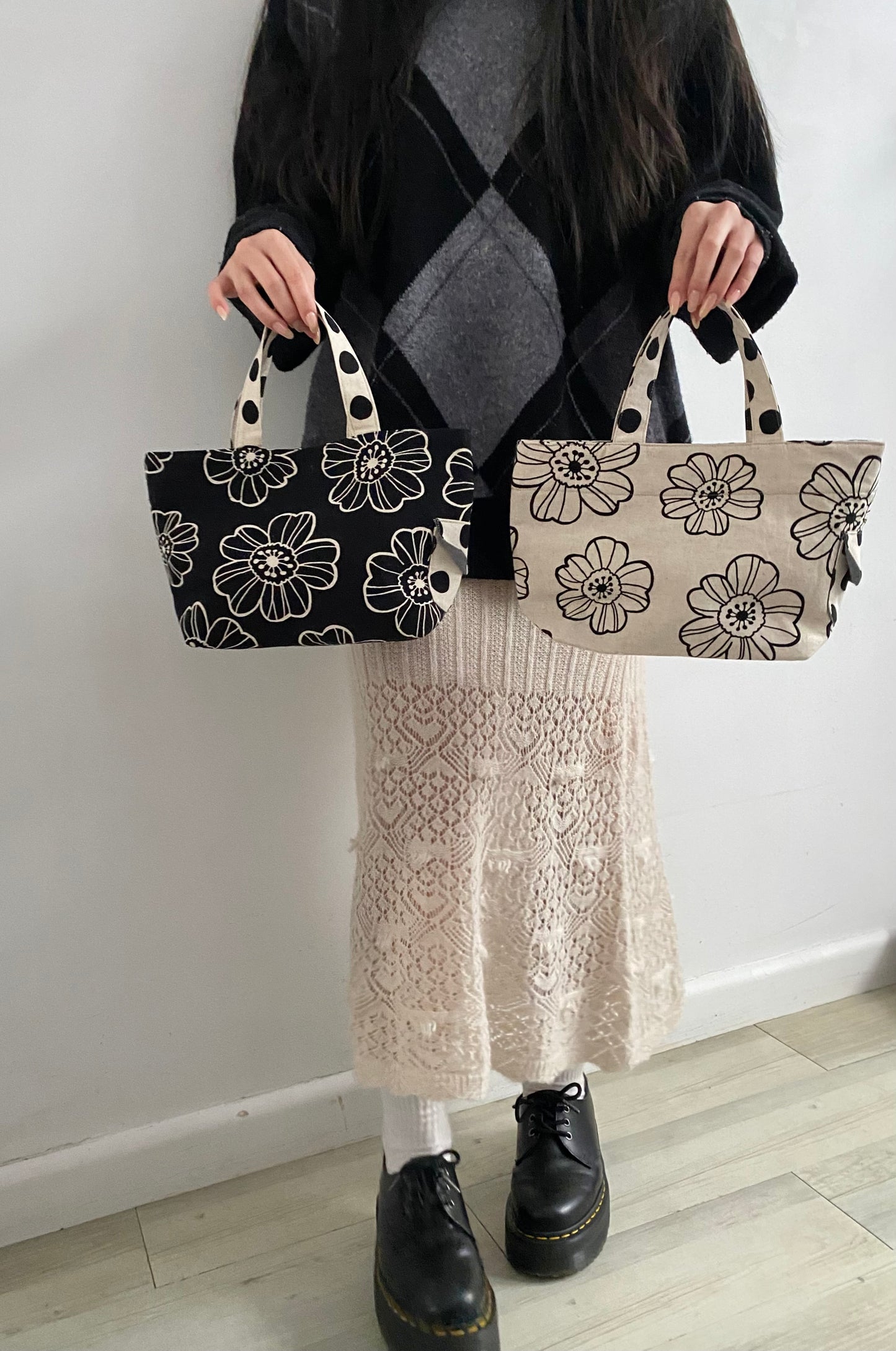 Floral design Mini Tote Bag (Blackl)